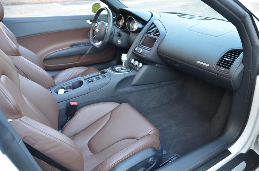 Интерьер Audi R8 Spyder 2011 года  (NA) (фото 40 из 59)